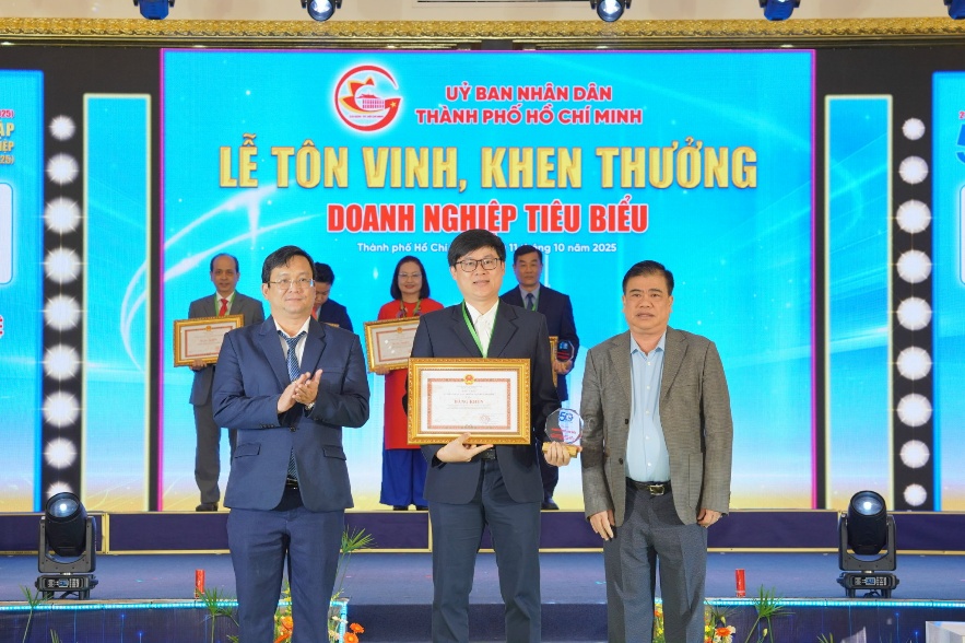 HPT được vinh danh “Doanh nghiệp tiêu biểu TP.HCM” 2025, sẵn sàng bứt phá cùng “A²” tại HPT D-DAY 2025- Ảnh 2. HPT được vinh danh “Doanh nghiệp tiêu biểu TP.HCM” 2025, sẵn sàng bứt phá cùng “A²” tại HPT D-DAY 2025- Ảnh 2.