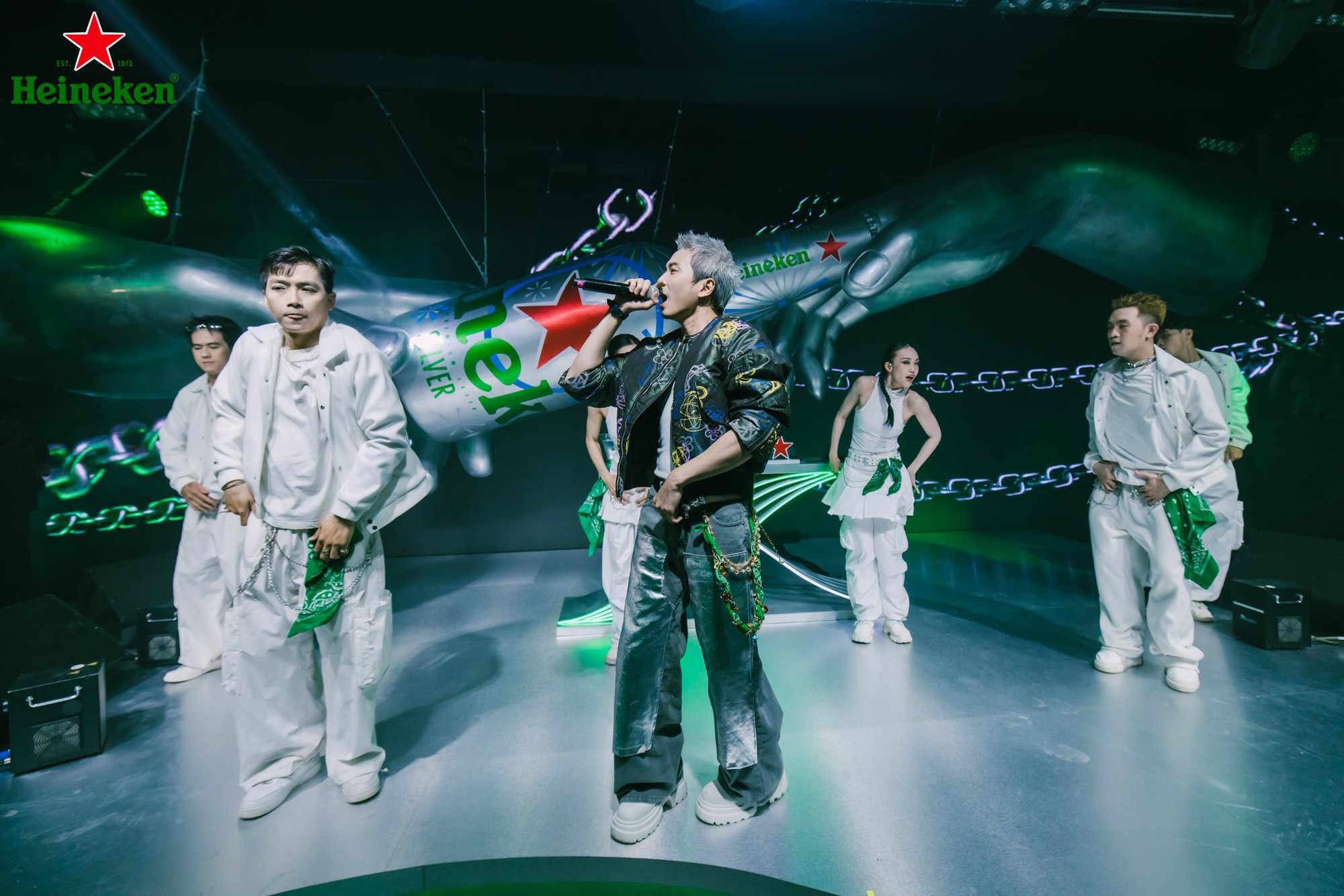 Dàn Em Xinh, Anh Trai quy tụ trong đêm tiệc đẳng cấp ra mắt Heineken Silver phiên bản chai nhôm mới- Ảnh 4. Dàn Em Xinh, Anh Trai quy tụ trong đêm tiệc đẳng cấp ra mắt Heineken Silver phiên bản chai nhôm mới- Ảnh 4.