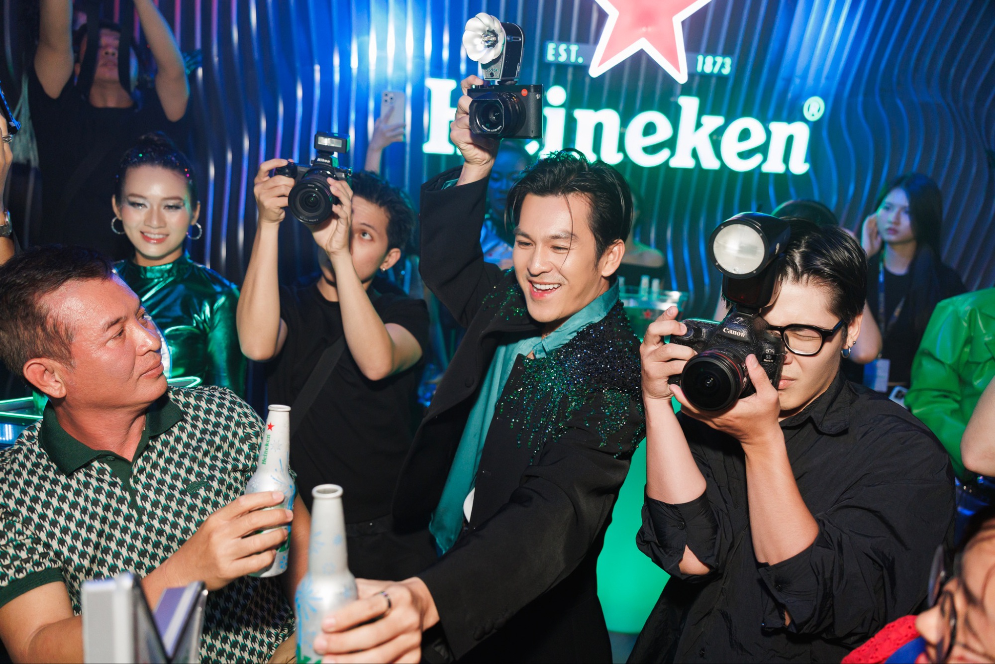 Dàn Em Xinh, Anh Trai quy tụ trong đêm tiệc đẳng cấp ra mắt Heineken Silver phiên bản chai nhôm mới- Ảnh 8. Dàn Em Xinh, Anh Trai quy tụ trong đêm tiệc đẳng cấp ra mắt Heineken Silver phiên bản chai nhôm mới- Ảnh 8.