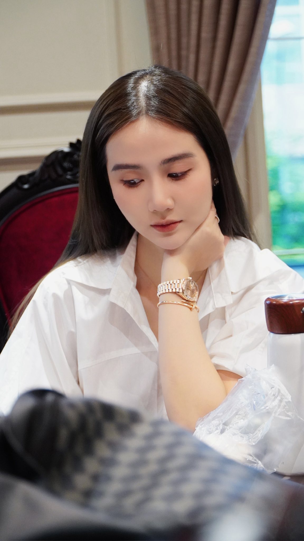 Chỉ với 2 mẫu sơ mi trắng giá chưa đến 500k, Huyền Lizzie tiếp tục làm "náo loạn" khắp cõi mạng- Ảnh 6.