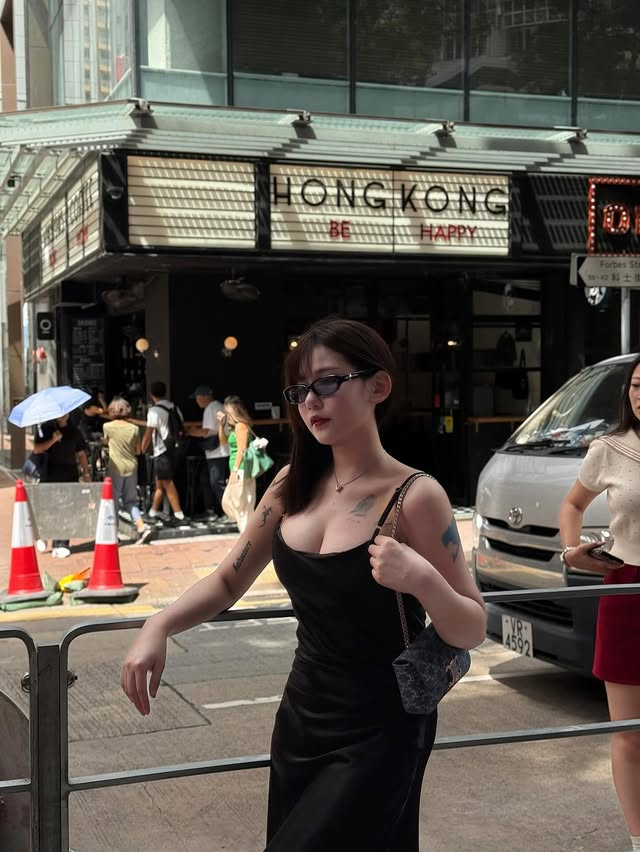 photo-1761032537087