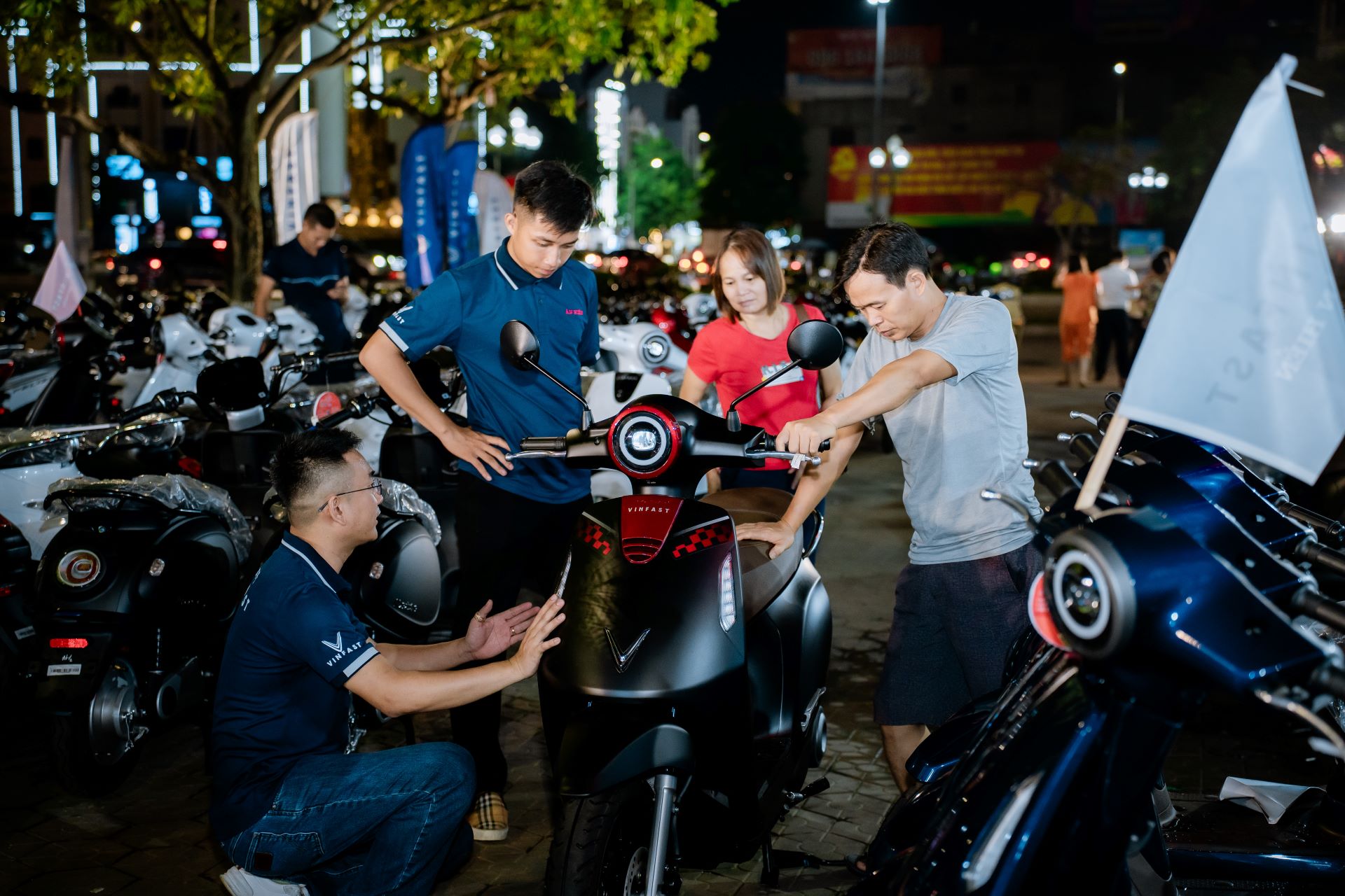 Mang xe xăng đi, mang xe điện về: “Ngày hội Thu xăng đổi điện” bùng nổ đơn ngay trong ngày- Ảnh 3.