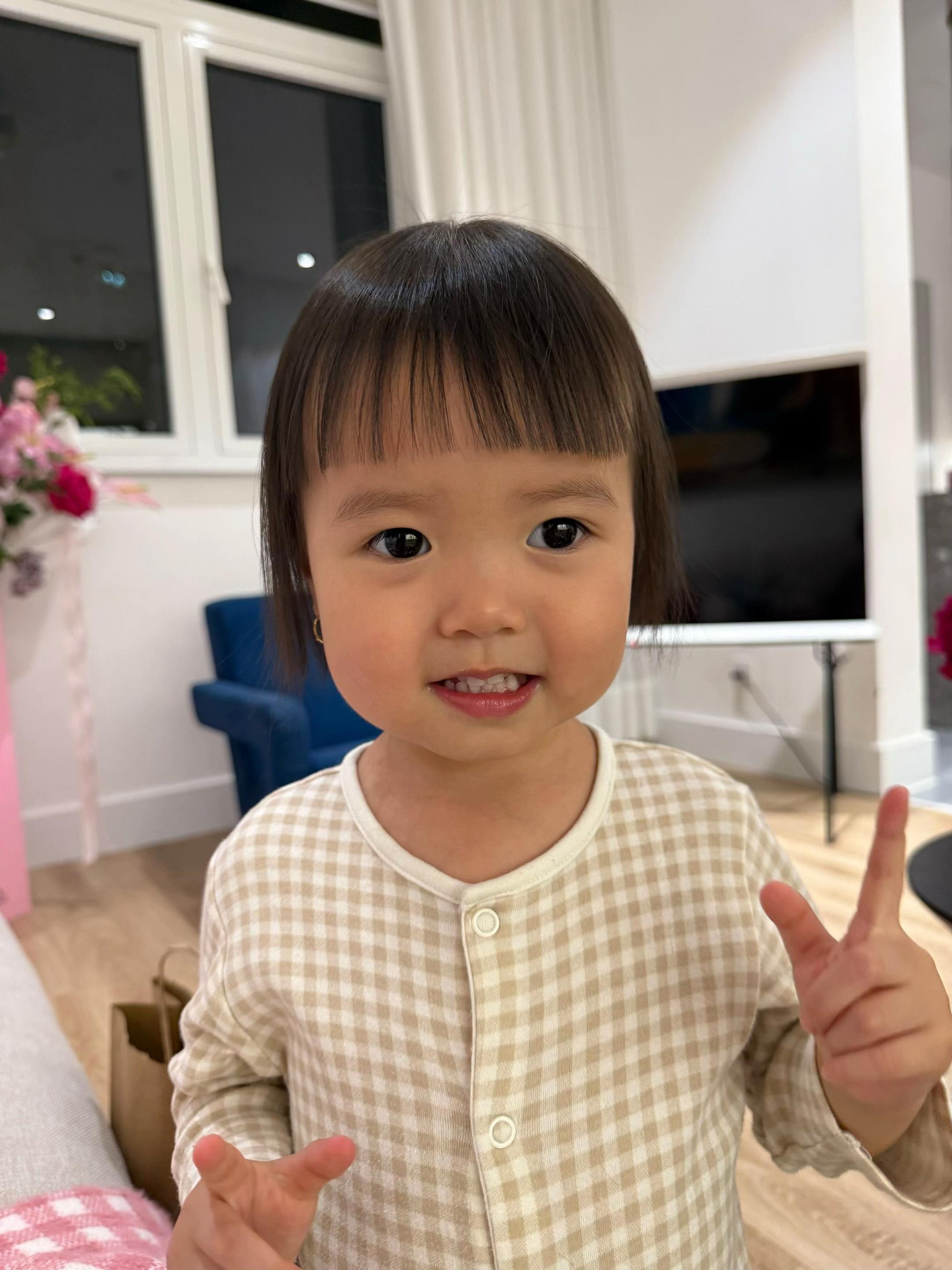 Có là ái nữ thừa kế nghìn tỷ hay hot alpha kid triệu view... thì cũng bị mẹ cắt tóc mái ngố như thường- Ảnh 8. Có là ái nữ thừa kế nghìn tỷ hay hot alpha kid triệu view... thì cũng bị mẹ cắt tóc mái ngố như thường- Ảnh 8.