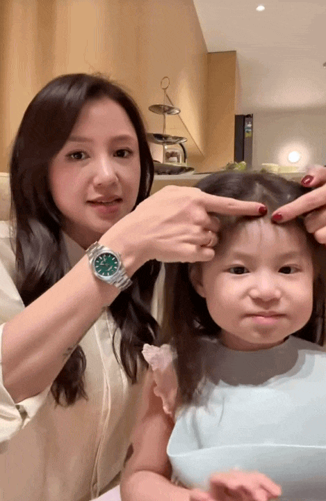 Có là ái nữ thừa kế nghìn tỷ hay hot alpha kid triệu view... thì cũng bị mẹ cắt tóc mái ngố như thường- Ảnh 1. Có là ái nữ thừa kế nghìn tỷ hay hot alpha kid triệu view... thì cũng bị mẹ cắt tóc mái ngố như thường- Ảnh 1.