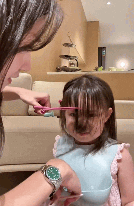 Có là ái nữ thừa kế nghìn tỷ hay hot alpha kid triệu view... thì cũng bị mẹ cắt tóc mái ngố như thường- Ảnh 2. Có là ái nữ thừa kế nghìn tỷ hay hot alpha kid triệu view... thì cũng bị mẹ cắt tóc mái ngố như thường- Ảnh 2.