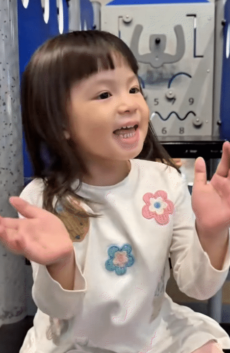 Có là ái nữ thừa kế nghìn tỷ hay hot alpha kid triệu view... thì cũng bị mẹ cắt tóc mái ngố như thường- Ảnh 3. Có là ái nữ thừa kế nghìn tỷ hay hot alpha kid triệu view... thì cũng bị mẹ cắt tóc mái ngố như thường- Ảnh 3.