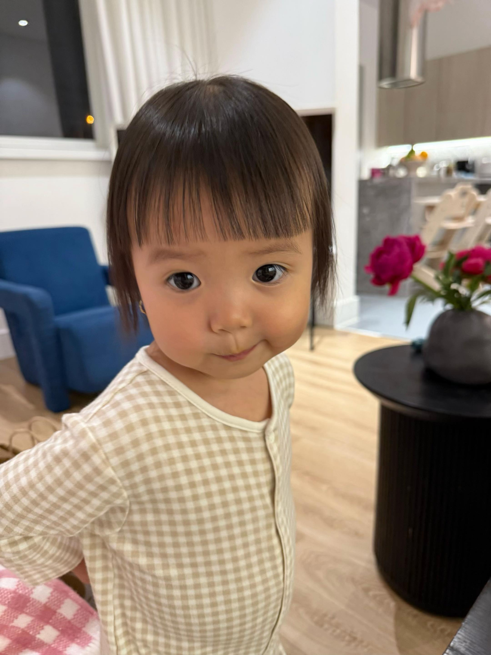 Có là ái nữ thừa kế nghìn tỷ hay hot alpha kid triệu view... thì cũng bị mẹ cắt tóc mái ngố như thường- Ảnh 6. Có là ái nữ thừa kế nghìn tỷ hay hot alpha kid triệu view... thì cũng bị mẹ cắt tóc mái ngố như thường- Ảnh 6.