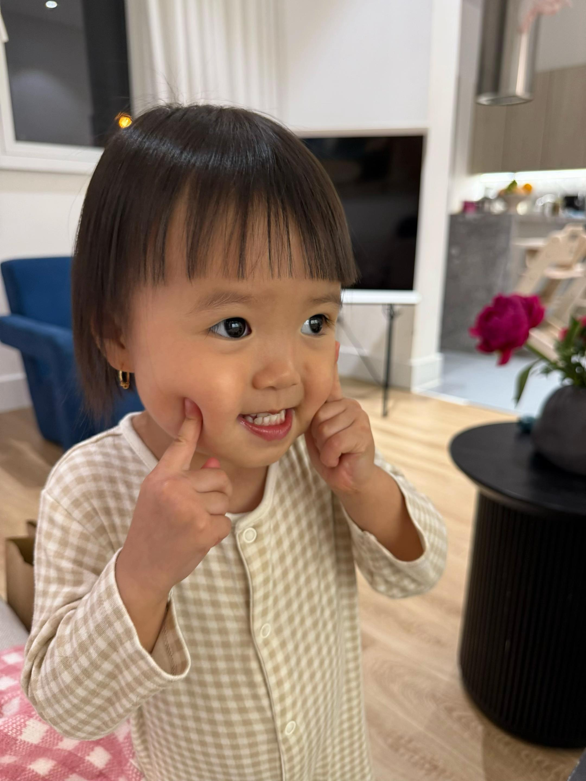 Có là ái nữ thừa kế nghìn tỷ hay hot alpha kid triệu view... thì cũng bị mẹ cắt tóc mái ngố như thường- Ảnh 7. Có là ái nữ thừa kế nghìn tỷ hay hot alpha kid triệu view... thì cũng bị mẹ cắt tóc mái ngố như thường- Ảnh 7.