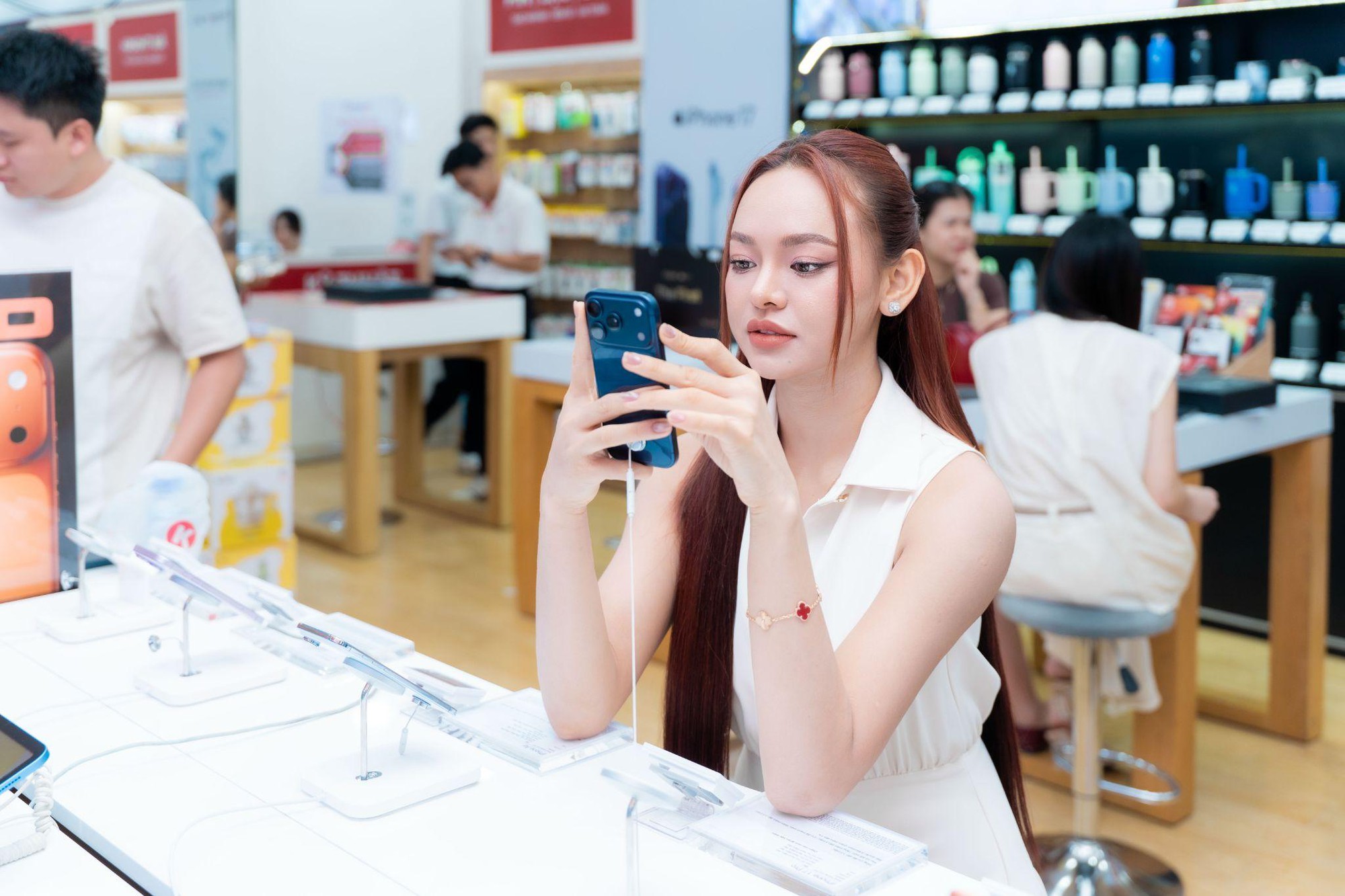 Từ Quế Anh đến Lương Thuỳ Linh: Dàn người đẹp Việt trade-in iPhone 17 Pro Max tại Di Động Việt- Ảnh 2.