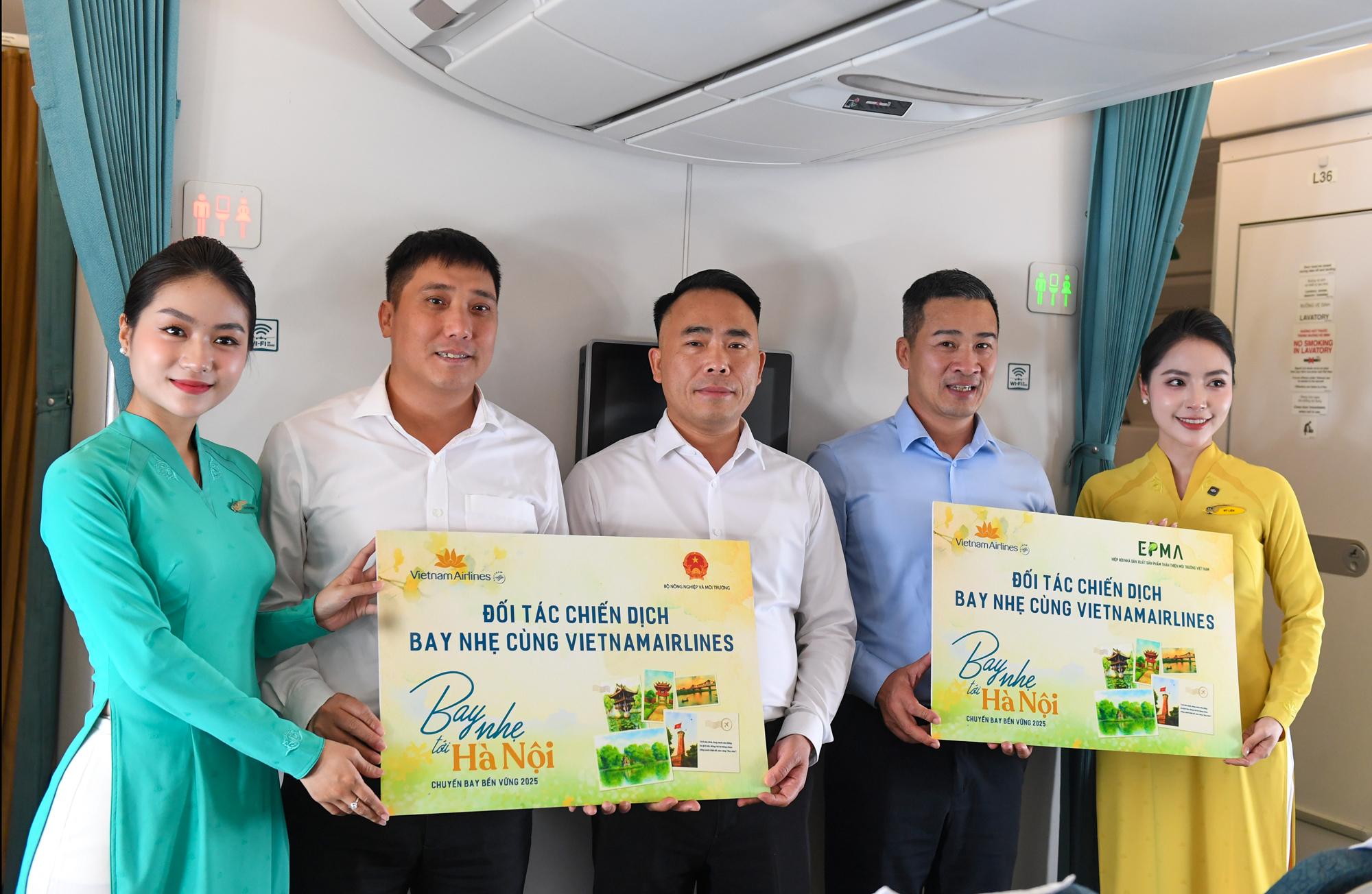 “Bay nhẹ tới Hà Nội”: Kết nối vẻ đẹp mùa thu Thủ đô với thông điệp xanh cùng Vietnam Airlines- Ảnh 7.