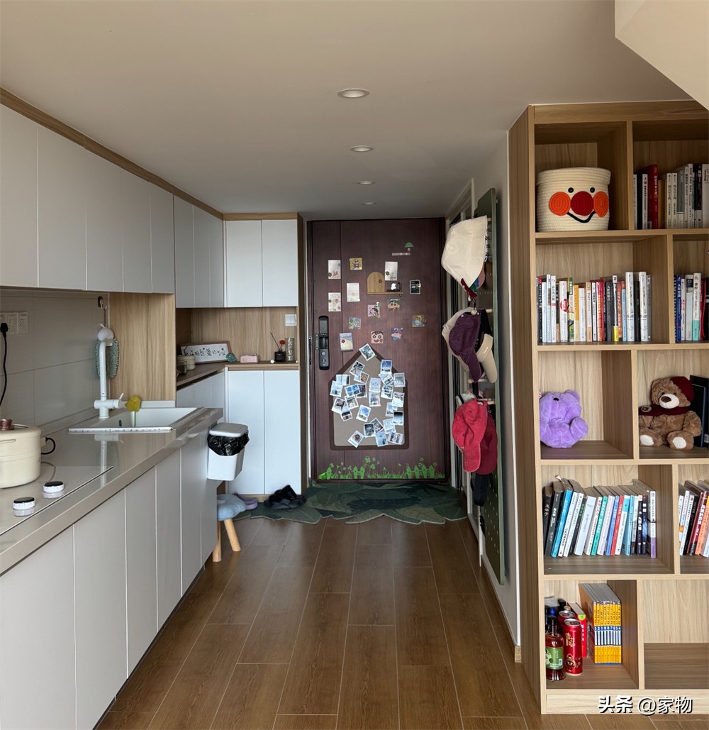 Căn hộ nhỏ 47m² nhưng sang như penthouse: Bí quyết nằm ở trần cao 4m và cửa sổ kính sát trần- Ảnh 3.