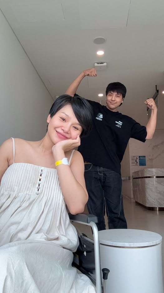 "Mẹ bầu hot Vbiz" nhập viện gấp, chồng luôn miệng nói xin lỗi- Ảnh 3. "Mẹ bầu hot Vbiz" nhập viện gấp, chồng luôn miệng nói xin lỗi- Ảnh 3.