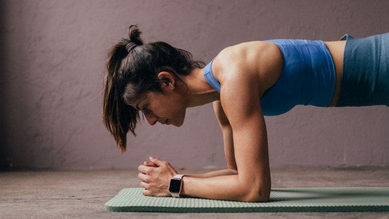 Tôi tập plank mỗi ngày để bụng phẳng, giảm cân nhưng không ngờ "nhan sắc thăng hạng" thế này- Ảnh 1.