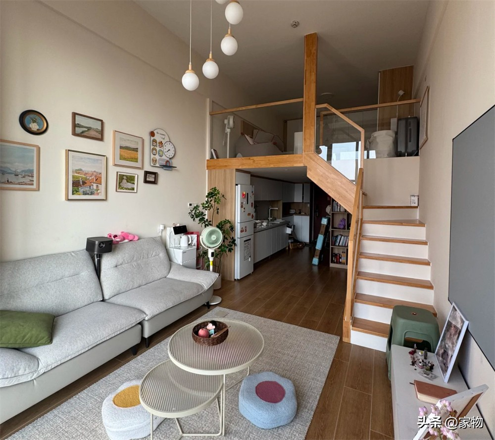 Căn hộ nhỏ 47m² nhưng sang như penthouse: Bí quyết nằm ở trần cao 4m và cửa sổ kính sát trần- Ảnh 2.