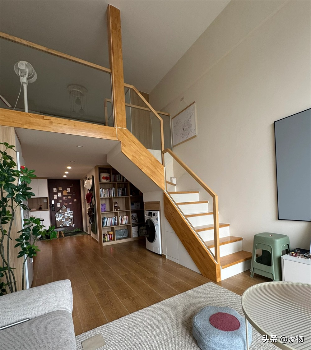 Căn hộ nhỏ 47m² nhưng sang như penthouse: Bí quyết nằm ở trần cao 4m và cửa sổ kính sát trần- Ảnh 1.