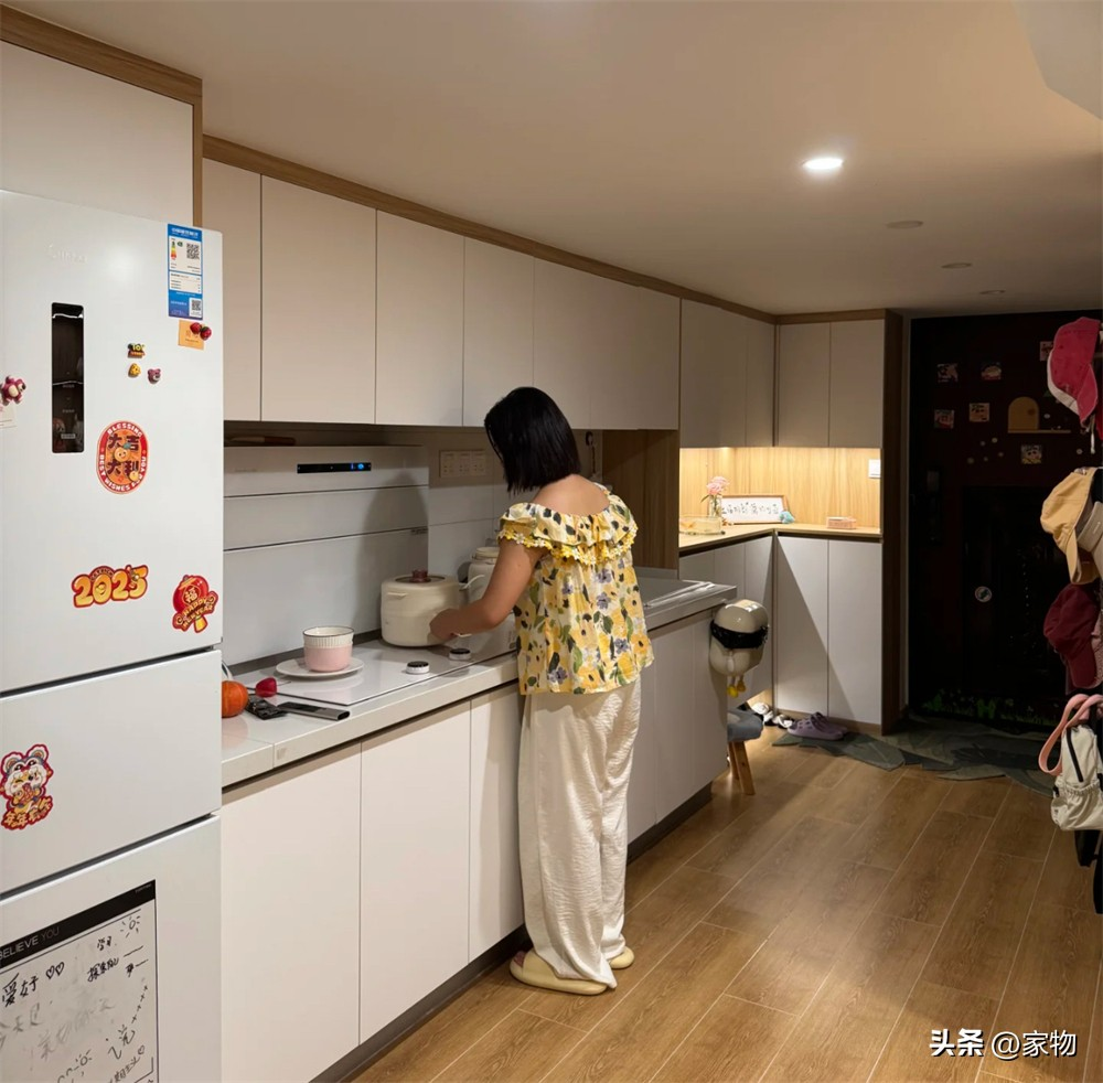 Căn hộ nhỏ 47m² nhưng sang như penthouse: Bí quyết nằm ở trần cao 4m và cửa sổ kính sát trần- Ảnh 6.