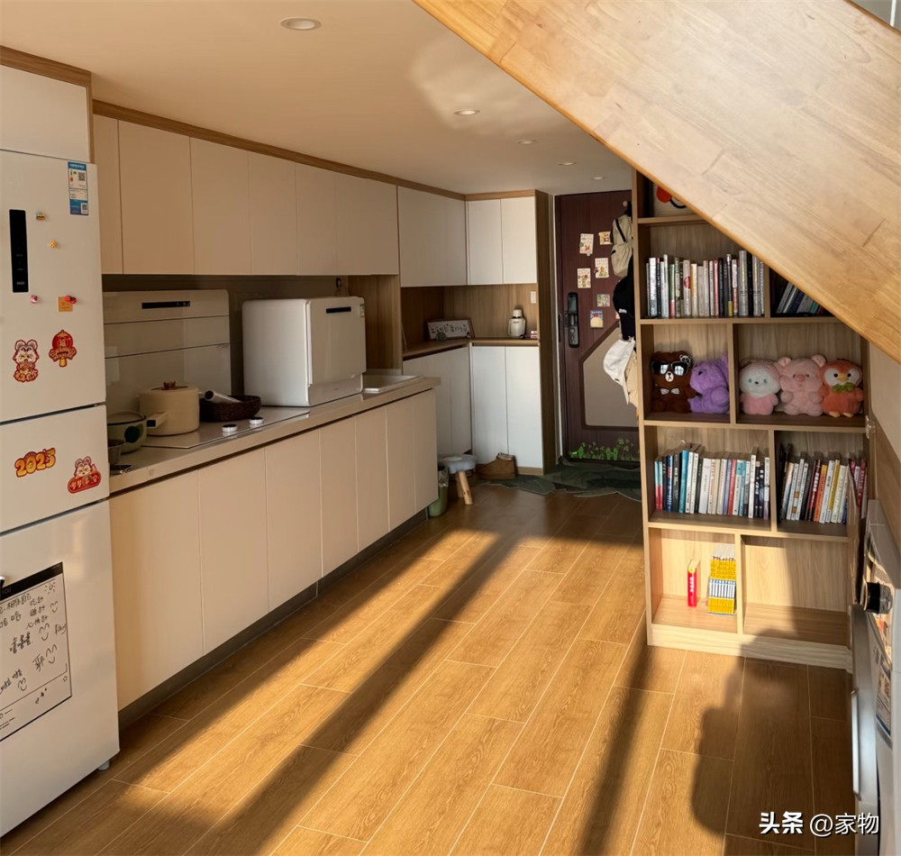Căn hộ nhỏ 47m² nhưng sang như penthouse: Bí quyết nằm ở trần cao 4m và cửa sổ kính sát trần- Ảnh 5.