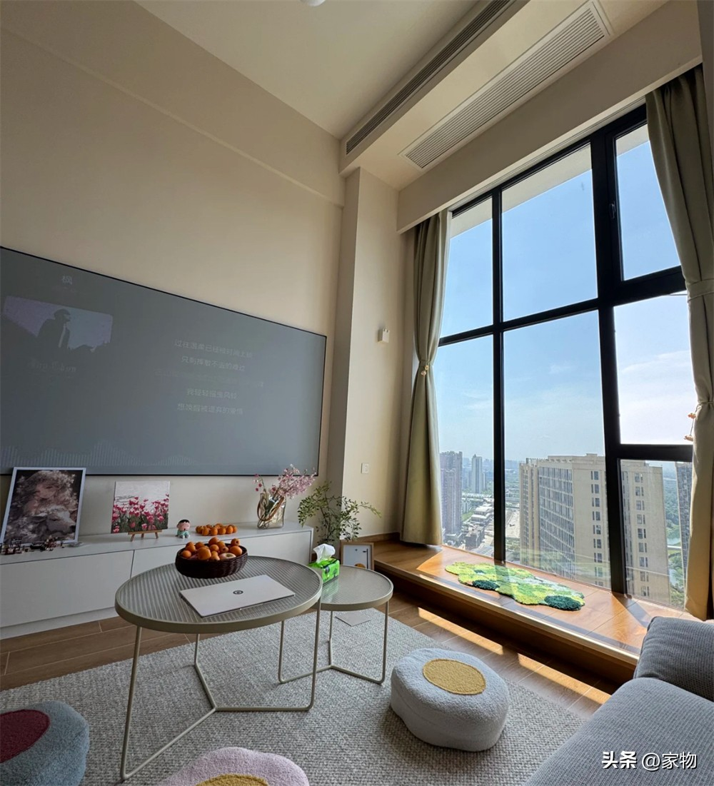 Căn hộ nhỏ 47m² nhưng sang như penthouse: Bí quyết nằm ở trần cao 4m và cửa sổ kính sát trần- Ảnh 4.