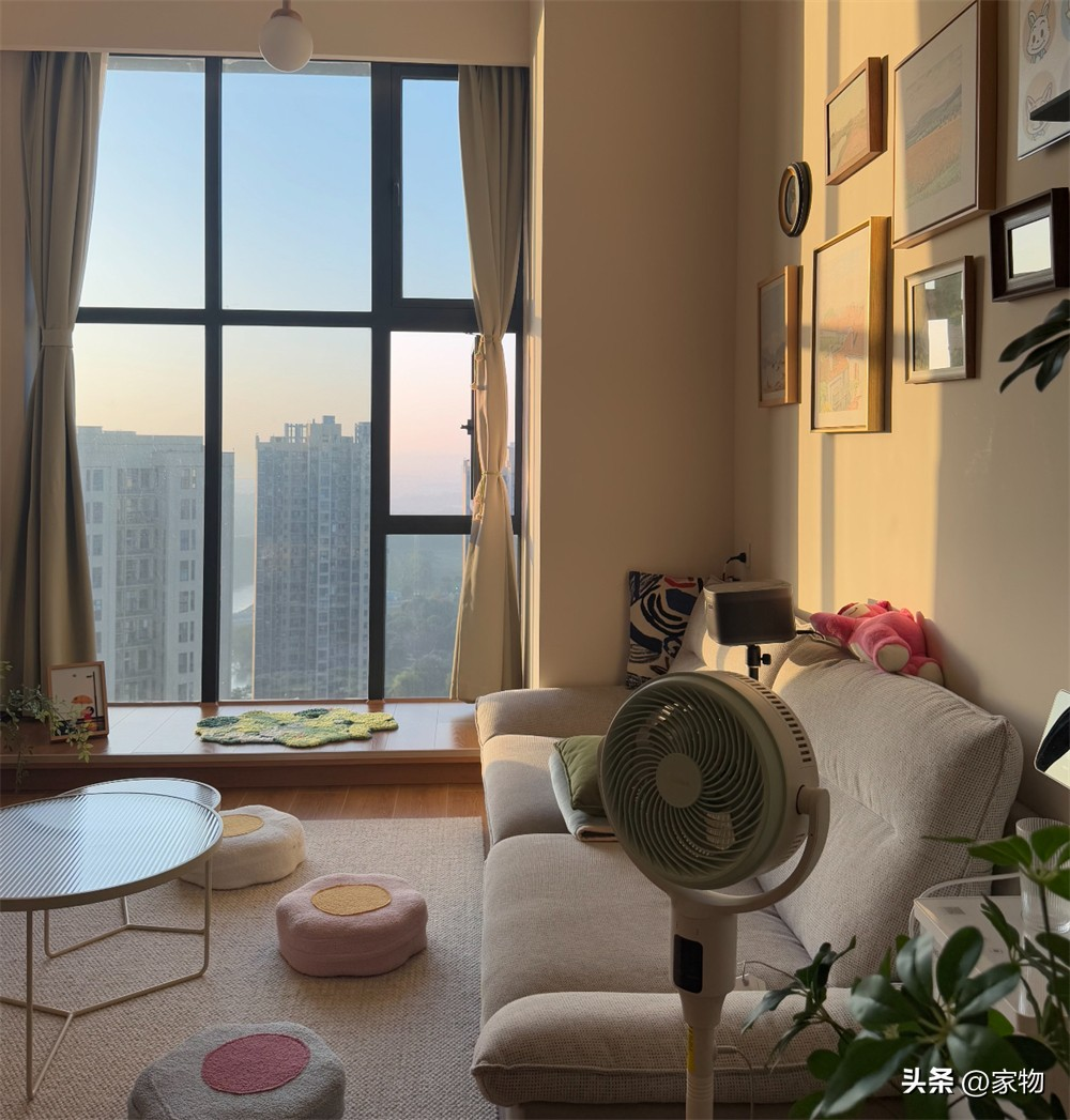 Căn hộ nhỏ 47m² nhưng sang như penthouse: Bí quyết nằm ở trần cao 4m và cửa sổ kính sát trần- Ảnh 9.