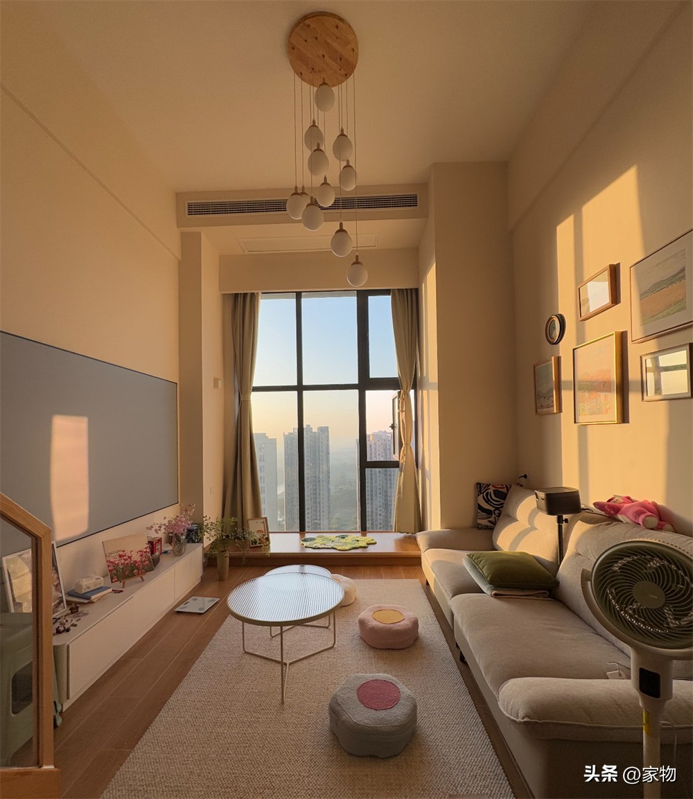 Căn hộ nhỏ 47m² nhưng sang như penthouse: Bí quyết nằm ở trần cao 4m và cửa sổ kính sát trần- Ảnh 7.