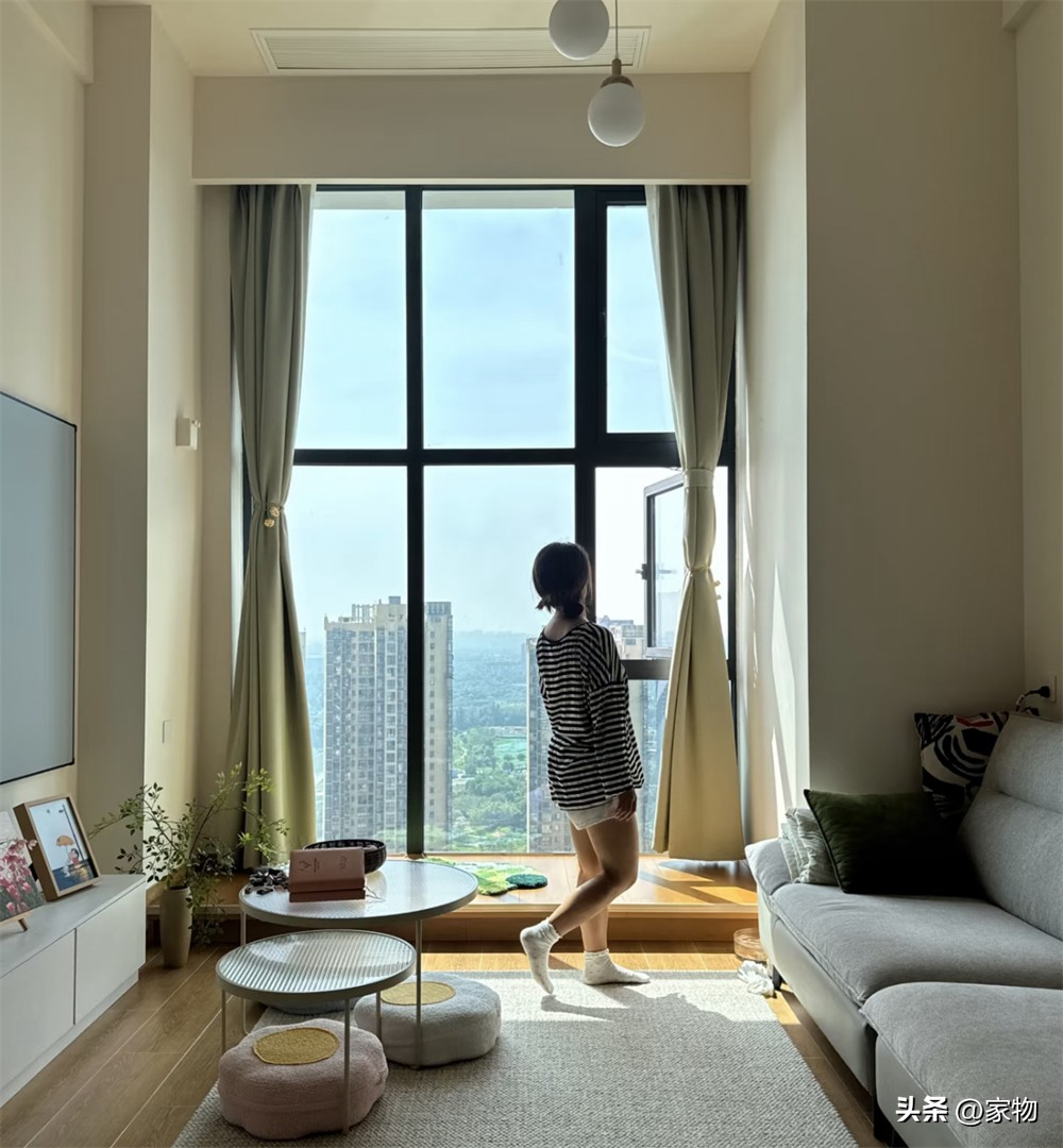 Căn hộ nhỏ 47m² nhưng sang như penthouse: Bí quyết nằm ở trần cao 4m và cửa sổ kính sát trần- Ảnh 13.