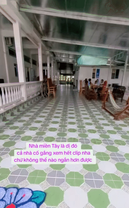 Độc lạ nhà miền Tây: Rộng như mê cung, gạch hoa mỗi phòng một kiểu, tiến vào khu bếp ai nấy đều "giật mình"- Ảnh 3. Độc lạ nhà miền Tây: Rộng như mê cung, gạch hoa mỗi phòng một kiểu, tiến vào khu bếp ai nấy đều "giật mình"- Ảnh 3.