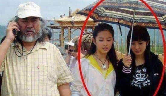 Lưu Diệc Phi và Dương Mịch "ngó lơ" nhau giữa sự kiện- Ảnh 8. Lưu Diệc Phi và Dương Mịch "ngó lơ" nhau giữa sự kiện- Ảnh 8.