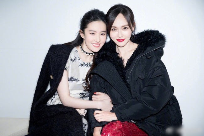 Lưu Diệc Phi và Dương Mịch "ngó lơ" nhau giữa sự kiện- Ảnh 9. Lưu Diệc Phi và Dương Mịch "ngó lơ" nhau giữa sự kiện- Ảnh 9.