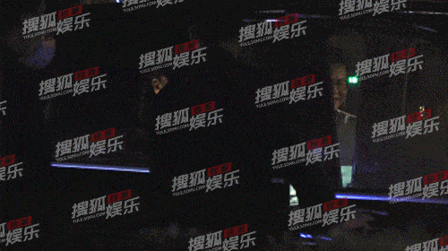 Lộ clip chồng 1 “chị đẹp” đưa gái trẻ đi bar, còn ôm trên xe- Ảnh 4. Lộ clip chồng 1 “chị đẹp” đưa gái trẻ đi bar, còn ôm trên xe- Ảnh 4.