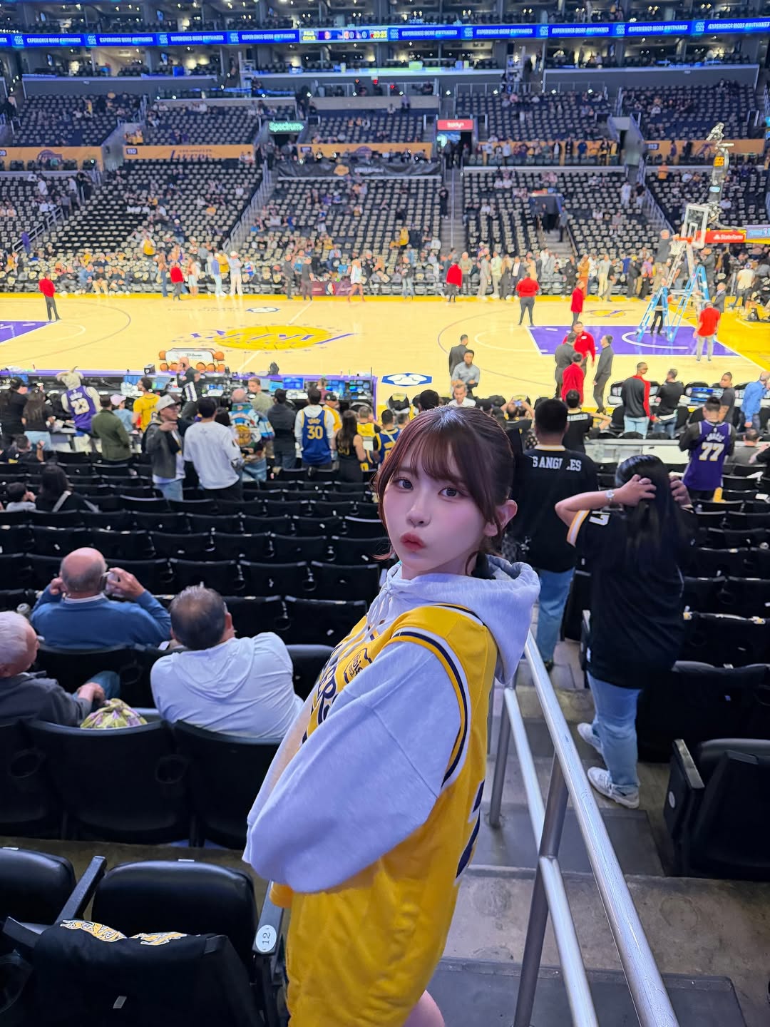 Xem NBA và “crush” một nữ khán giả, thanh niên ngỡ ngàng khi nàng là hot girl- Ảnh 3. Xem NBA và “crush” một nữ khán giả, thanh niên ngỡ ngàng khi nàng là hot girl- Ảnh 3.