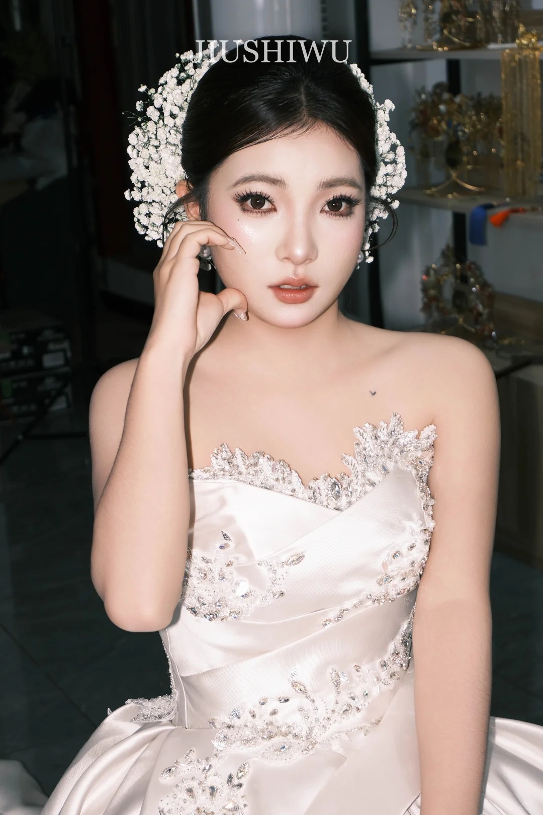 Mốt cài hoa "thần tiên tỷ tỷ": Vì sao giới trẻ xứ Trung phát cuồng đu trend giống Lưu Diệc Phi?- Ảnh 9.