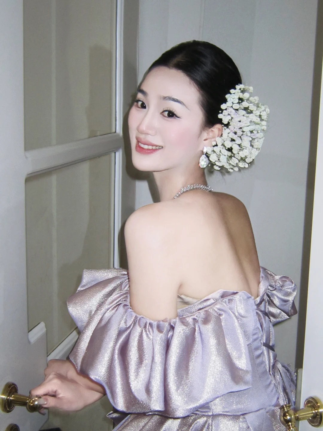 Mốt cài hoa "thần tiên tỷ tỷ": Vì sao giới trẻ xứ Trung phát cuồng đu trend giống Lưu Diệc Phi?- Ảnh 12.