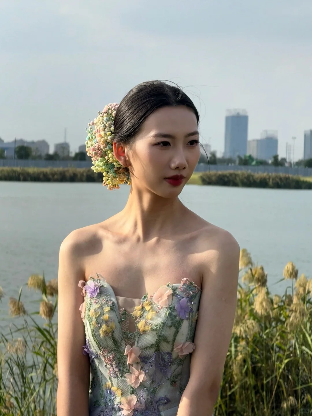 Mốt cài hoa "thần tiên tỷ tỷ": Vì sao giới trẻ xứ Trung phát cuồng đu trend giống Lưu Diệc Phi?- Ảnh 18.