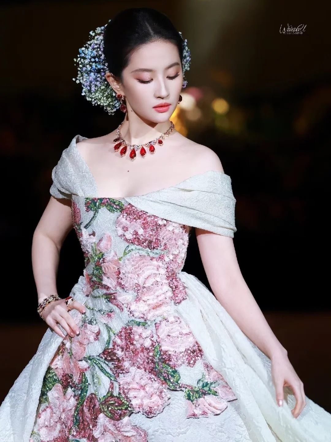 Mốt cài hoa "thần tiên tỷ tỷ": Vì sao giới trẻ xứ Trung phát cuồng đu trend giống Lưu Diệc Phi?- Ảnh 1.