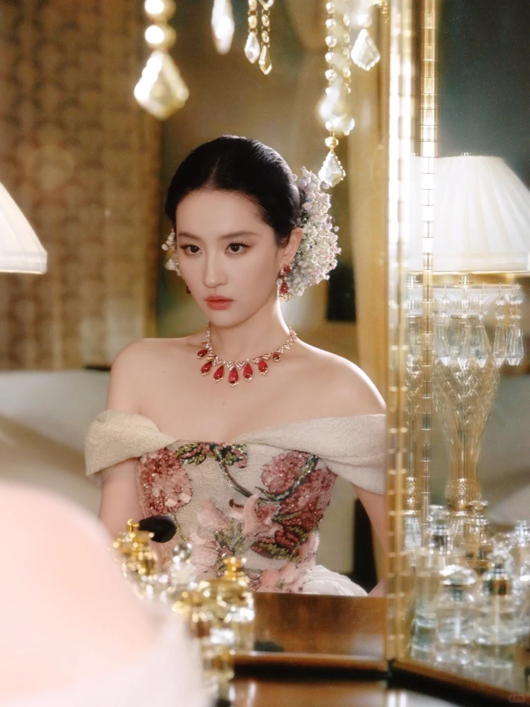 Mốt cài hoa "thần tiên tỷ tỷ": Vì sao giới trẻ xứ Trung phát cuồng đu trend giống Lưu Diệc Phi?- Ảnh 5.