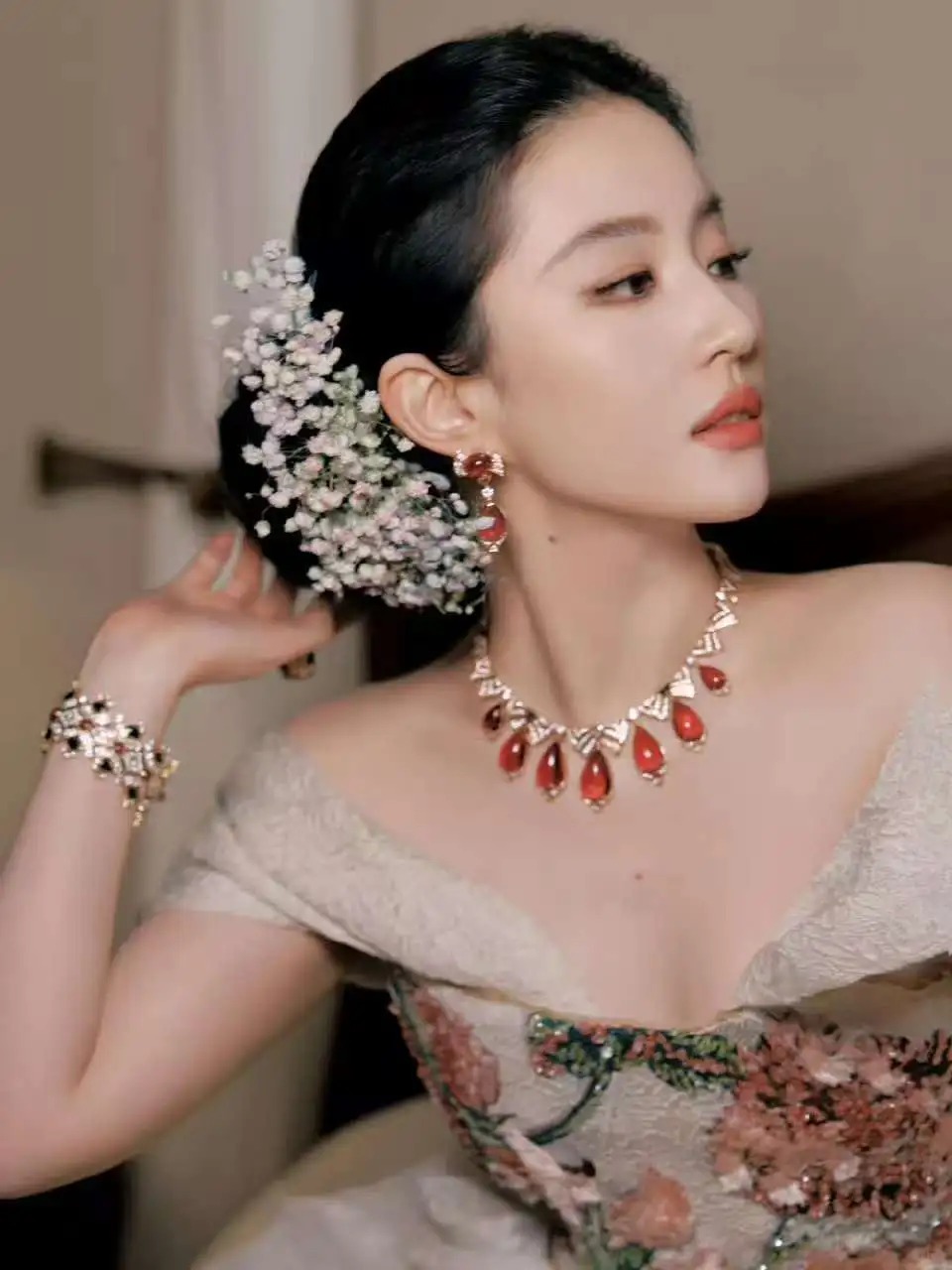 Mốt cài hoa "thần tiên tỷ tỷ": Vì sao giới trẻ xứ Trung phát cuồng đu trend giống Lưu Diệc Phi?- Ảnh 4.