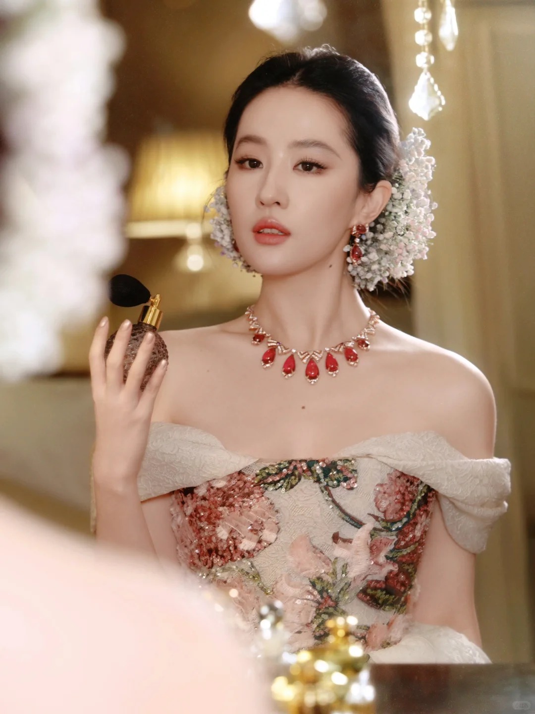 Mốt cài hoa "thần tiên tỷ tỷ": Vì sao giới trẻ xứ Trung phát cuồng đu trend giống Lưu Diệc Phi?- Ảnh 6.