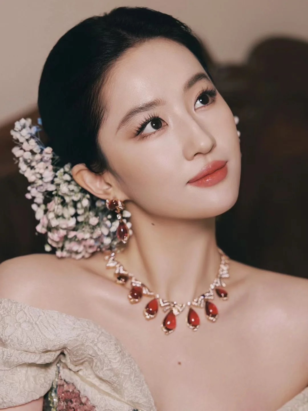 Mốt cài hoa "thần tiên tỷ tỷ": Vì sao giới trẻ xứ Trung phát cuồng đu trend giống Lưu Diệc Phi?- Ảnh 7.