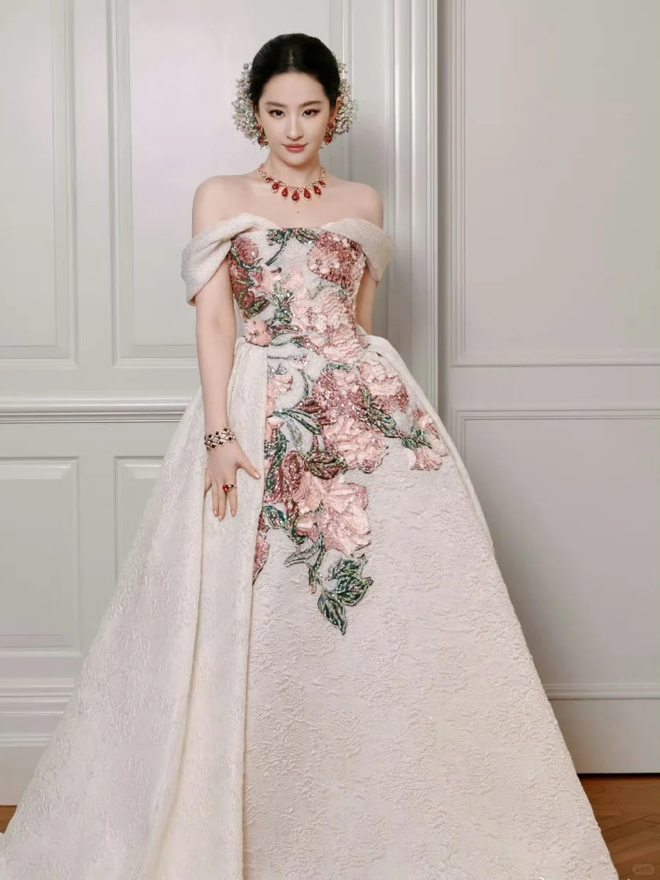 Mốt cài hoa "thần tiên tỷ tỷ": Vì sao giới trẻ xứ Trung phát cuồng đu trend giống Lưu Diệc Phi?- Ảnh 2.