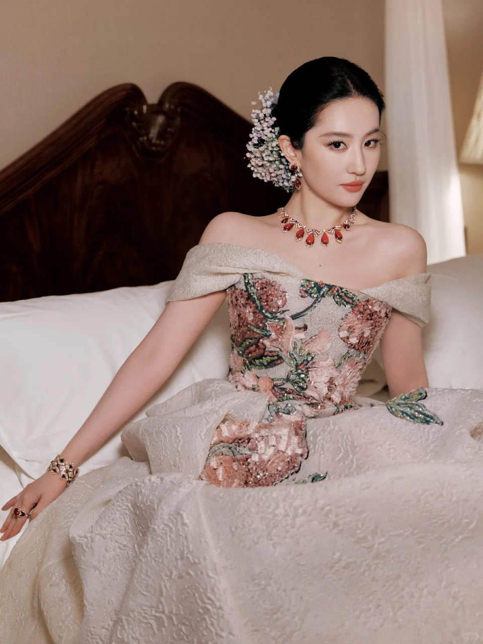 Mốt cài hoa "thần tiên tỷ tỷ": Vì sao giới trẻ xứ Trung phát cuồng đu trend giống Lưu Diệc Phi?- Ảnh 3.