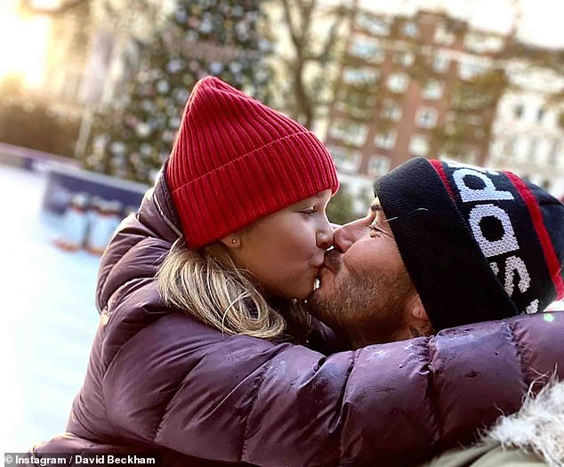 Tiểu thư Harper hôn má bố, David Beckham lại gây tranh cãi vì quá thân mật với con gái- Ảnh 3. Tiểu thư Harper hôn má bố, David Beckham lại gây tranh cãi vì quá thân mật với con gái- Ảnh 3.