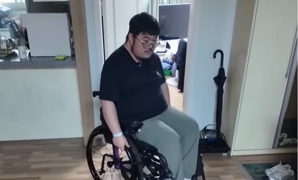 Nam ca sĩ 9X qua đời sau khi bị thiết bị sân khấu 400kg đè trúng người- Ảnh 4. Nam ca sĩ 9X qua đời sau khi bị thiết bị sân khấu 400kg đè trúng người- Ảnh 4.