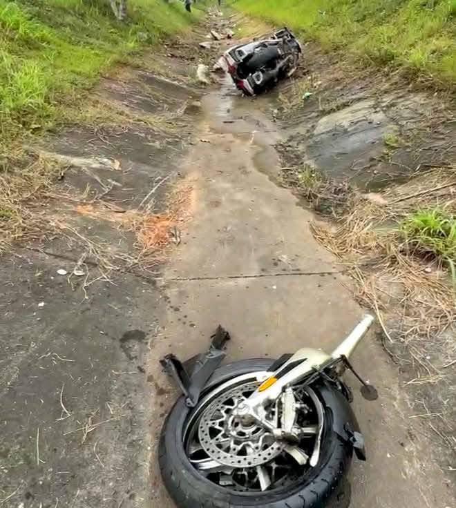 Xe Honda Thái gãy đôi sau tai nạn nhưng người lái chỉ bị thương nhẹ nhờ thứ rất lạ: CSGT cũng dùng xe này- Ảnh 1. Xe Honda Thái gãy đôi sau tai nạn nhưng người lái chỉ bị thương nhẹ nhờ thứ rất lạ: CSGT cũng dùng xe này- Ảnh 1.