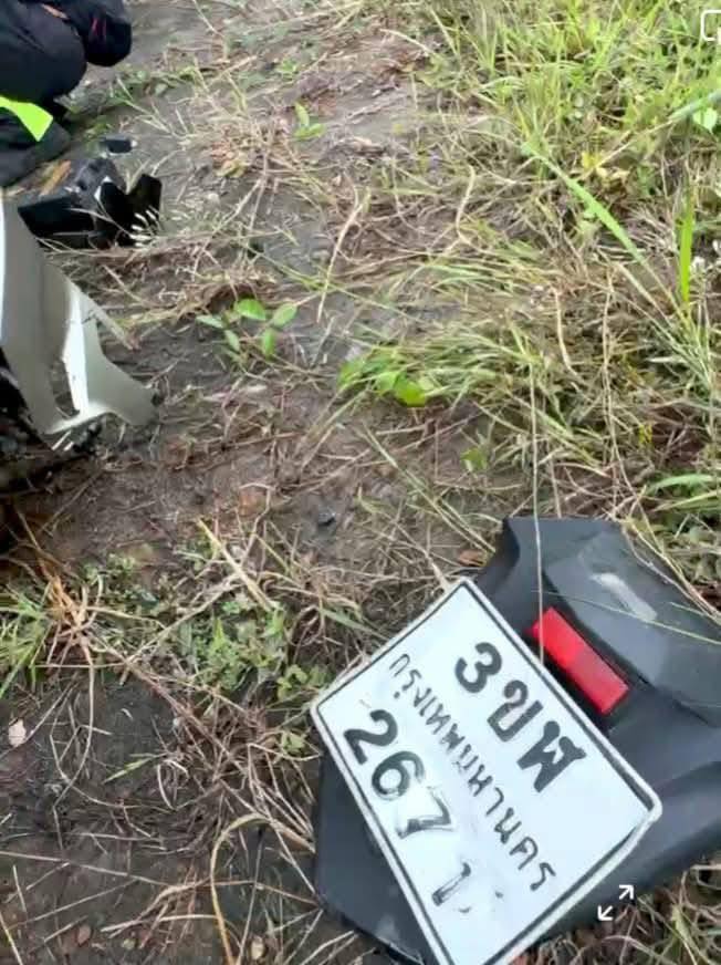 Xe Honda Thái gãy đôi sau tai nạn nhưng người lái chỉ bị thương nhẹ nhờ thứ rất lạ: CSGT cũng dùng xe này- Ảnh 4. Xe Honda Thái gãy đôi sau tai nạn nhưng người lái chỉ bị thương nhẹ nhờ thứ rất lạ: CSGT cũng dùng xe này- Ảnh 4.