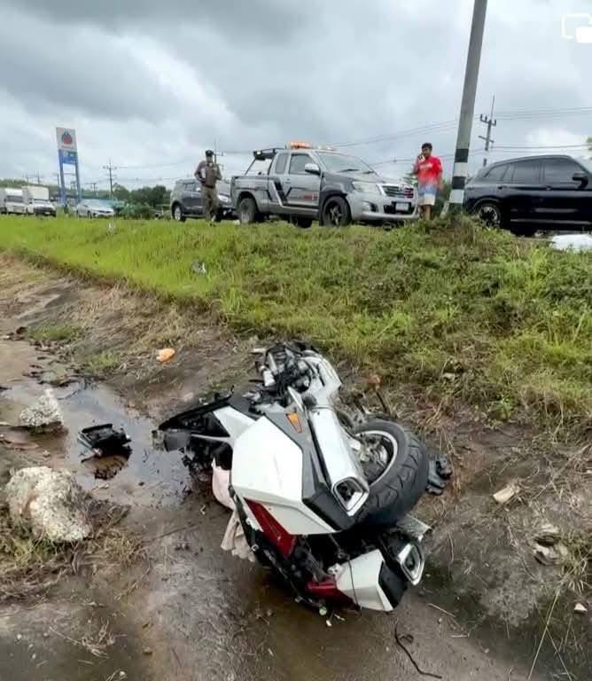 Xe Honda Thái gãy đôi sau tai nạn nhưng người lái chỉ bị thương nhẹ nhờ thứ rất lạ: CSGT cũng dùng xe này- Ảnh 2. Xe Honda Thái gãy đôi sau tai nạn nhưng người lái chỉ bị thương nhẹ nhờ thứ rất lạ: CSGT cũng dùng xe này- Ảnh 2.