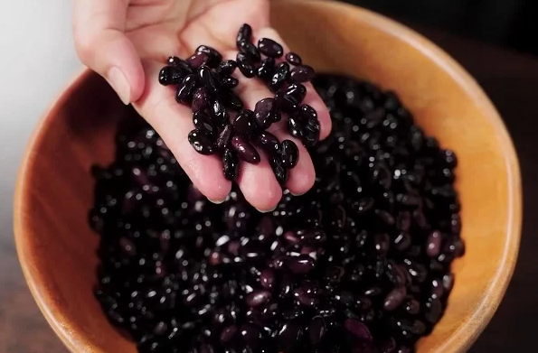 3 cách kết hợp nấu món ăn giúp chị em trẻ đẹp hơn, dưỡng tóc đen, tốt cho xương: Đậu đen là "nhân vật chính"- Ảnh 13. 3 cách kết hợp nấu món ăn giúp chị em trẻ đẹp hơn, dưỡng tóc đen, tốt cho xương: Đậu đen là "nhân vật chính"- Ảnh 13.