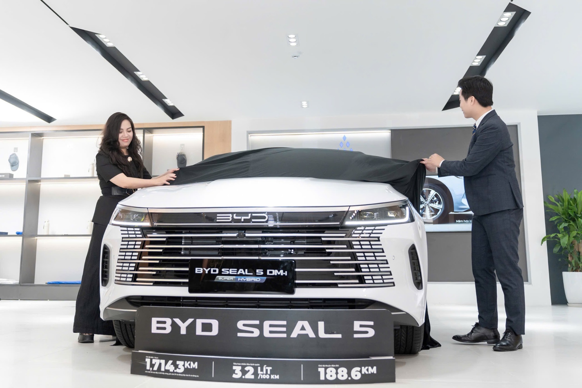 BYD HTA Hoàn Kiếm khai trương – BYD Seal 5 DM-i ra mắt, mở kỷ nguyên mới- Ảnh 1. BYD HTA Hoàn Kiếm khai trương – BYD Seal 5 DM-i ra mắt, mở kỷ nguyên mới- Ảnh 1.