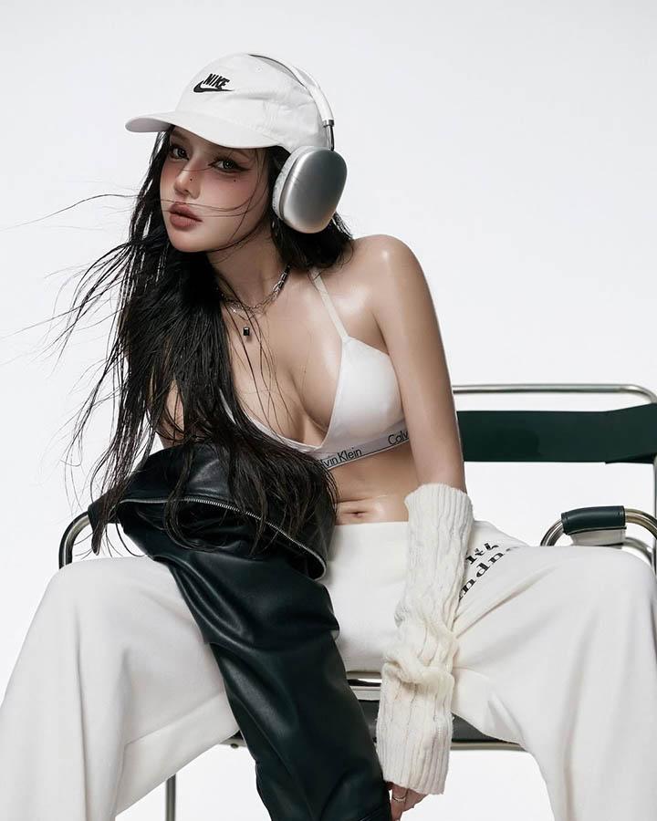 Cô nàng khiến fan “nóng mắt” với từng khung hình- Ảnh 6. Cô nàng khiến fan “nóng mắt” với từng khung hình- Ảnh 6.