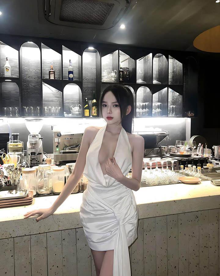 Cô nàng khiến fan “nóng mắt” với từng khung hình- Ảnh 8. Cô nàng khiến fan “nóng mắt” với từng khung hình- Ảnh 8.