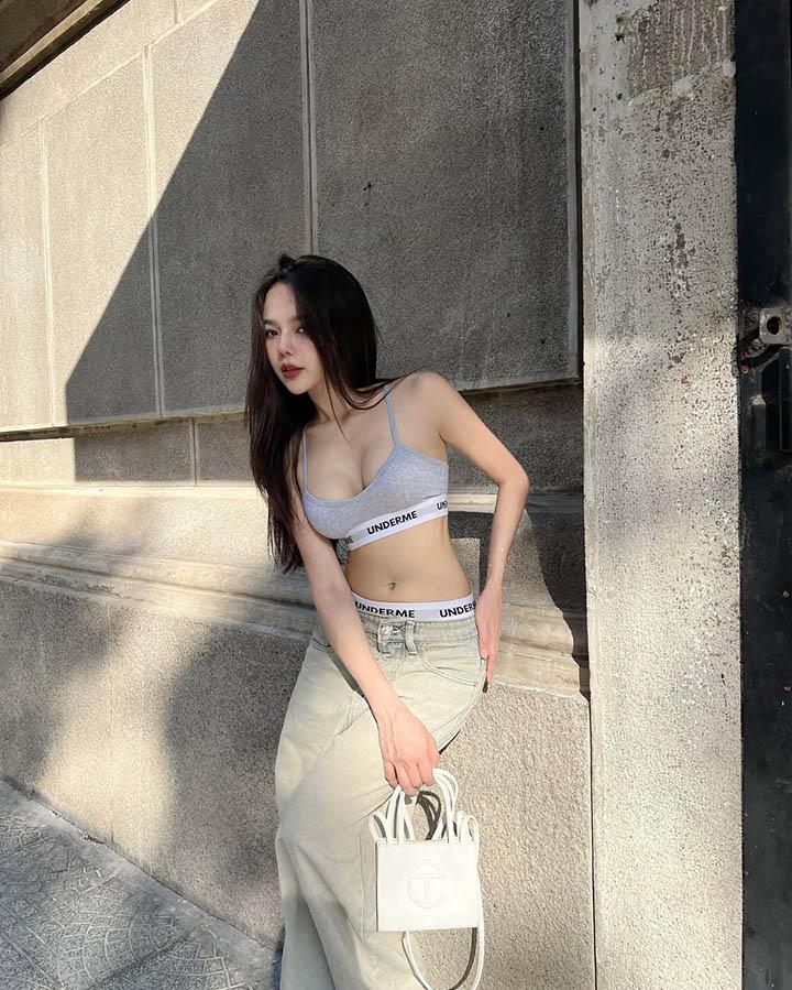 Cô nàng khiến fan “nóng mắt” với từng khung hình- Ảnh 11. Cô nàng khiến fan “nóng mắt” với từng khung hình- Ảnh 11.